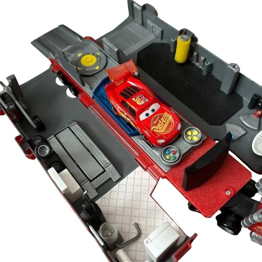 Disney Pixar Mack Superliner Hauler Car Wash Truck Lightning McQueen 95 Playset